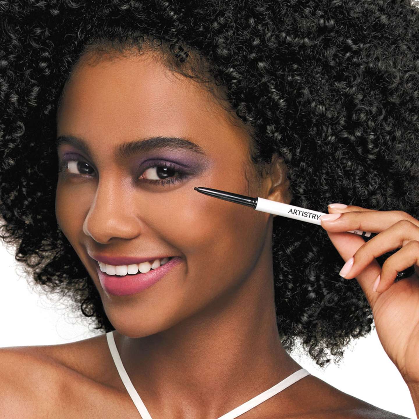 Lápiz Delineador de ojos a prueba de agua Natural Black, este lápiz ofrece trazos definidos y precisos