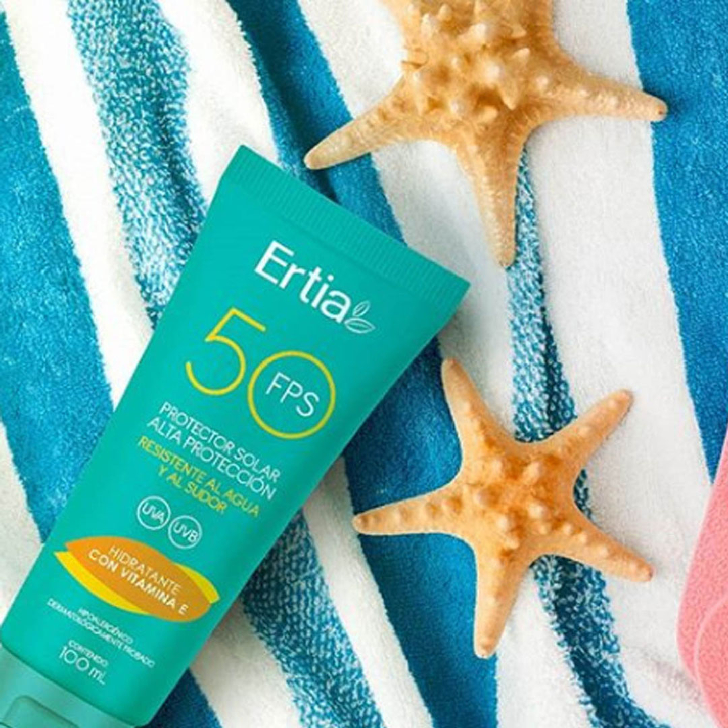Protector Solar Alta Protección 50 FPS Hidrante con Vitamina E en tanga de playa