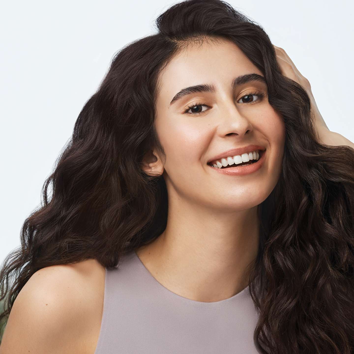 Mujer sonriendo y con un cabello largo 