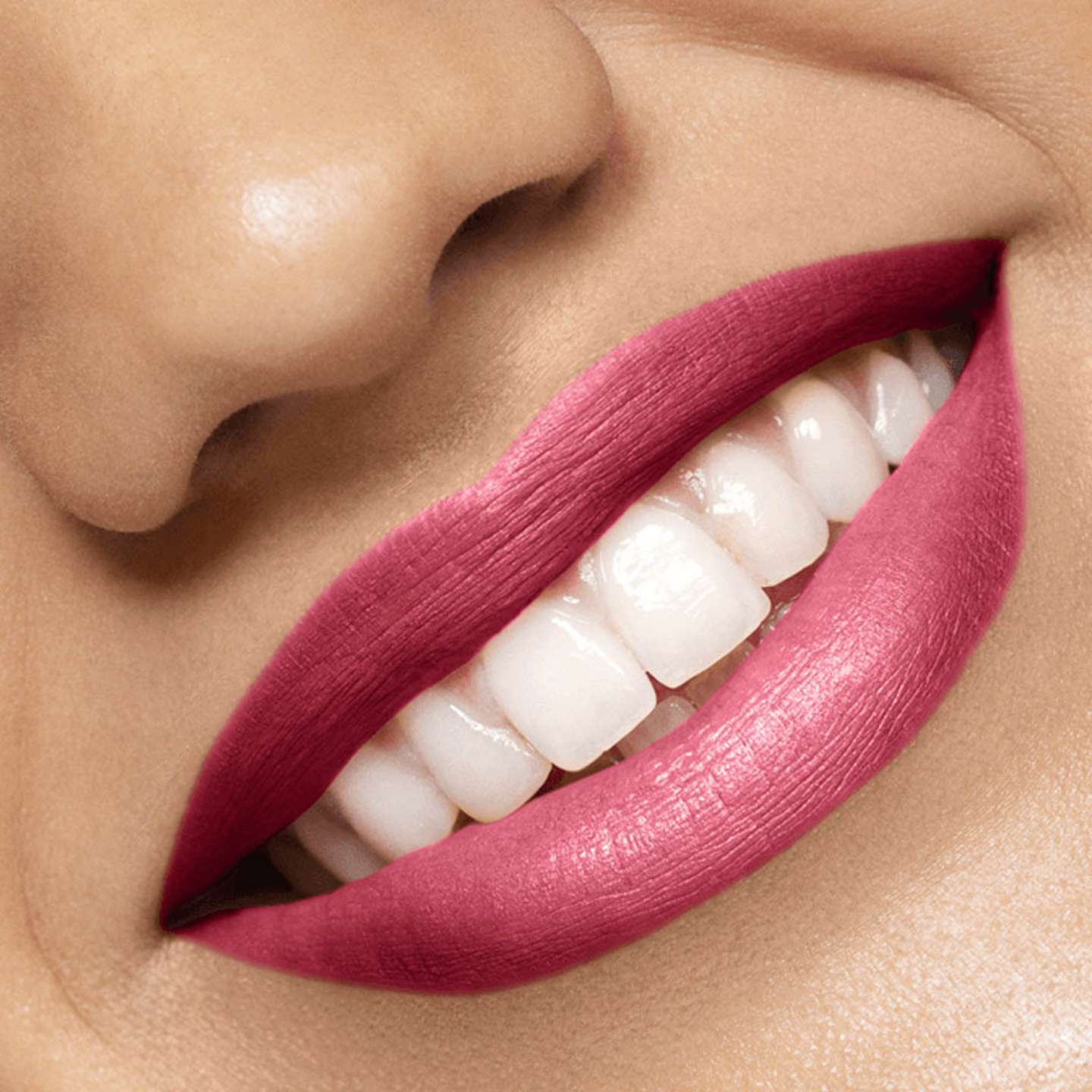 Lipstick Acabado en Crema - Saturday Peach, deja tus labios vibrantes, suaves e hidratados