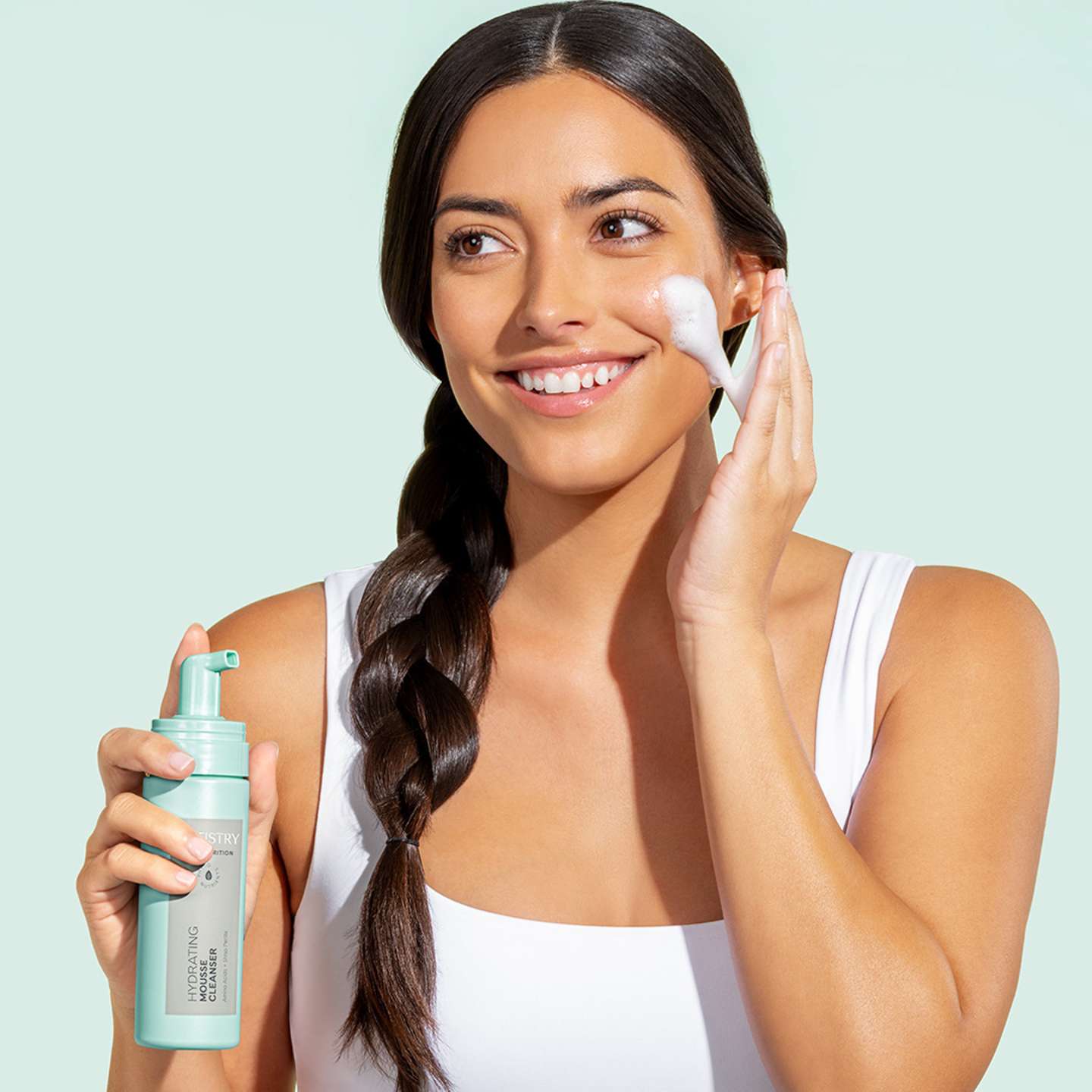 Limpiador Hidratante en Mousse, purifica eliminando la suciedad, dejando la piel hidratada y suave