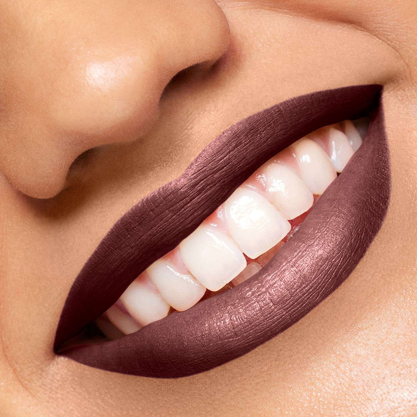 Lipstick Acabado en Crema - Go-Go Cocoa, deja tus labios vibrantes, suaves e hidratados