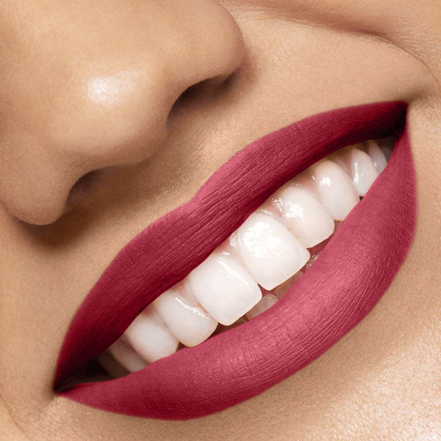 Lipstick Acabado Matte - Road Trip Red, logra un color vibrante y duradero en tus labios