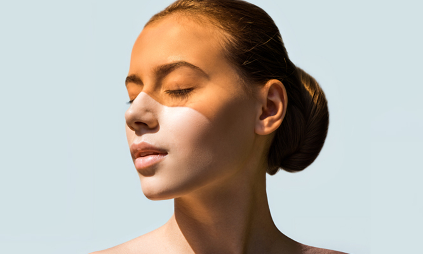 Rostro de mujer jóven tomando el sol 