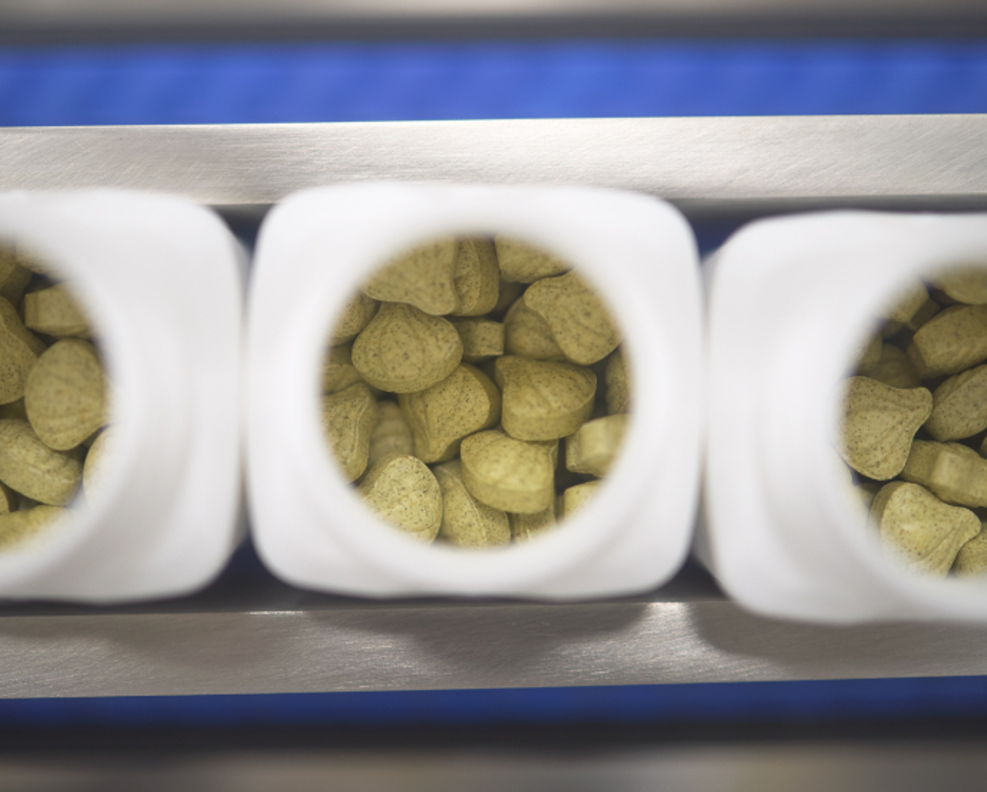 Cápsulas de suplementos alimenticios de Nutrilite en proceso de fabricación