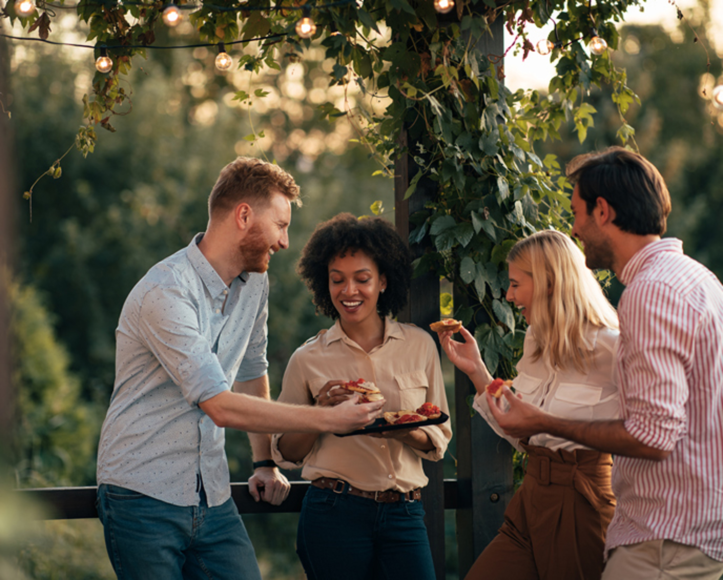 Personas compartiendo alimentos en la naturaleza
