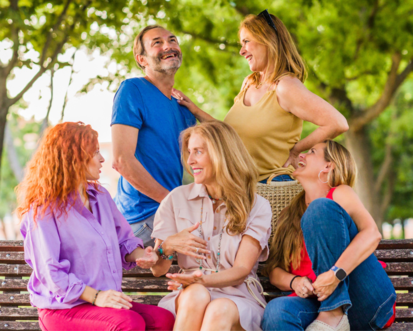Grupo de personas conversando y riendo en la naturaleza
