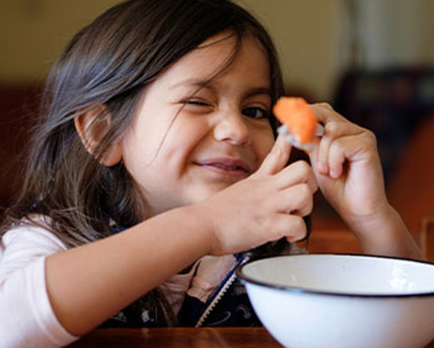 Niña comiendo alimentos saludables alianza Amway y UNICEF