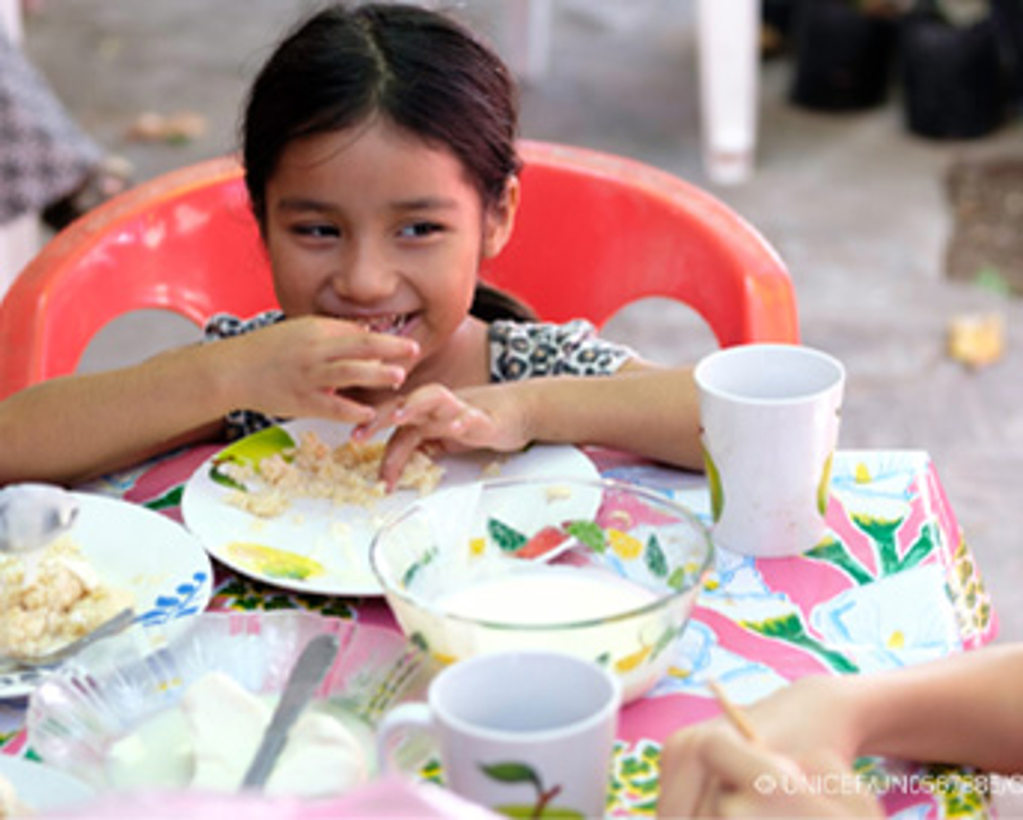 Niña comiendo sanamente Amway + Unicef