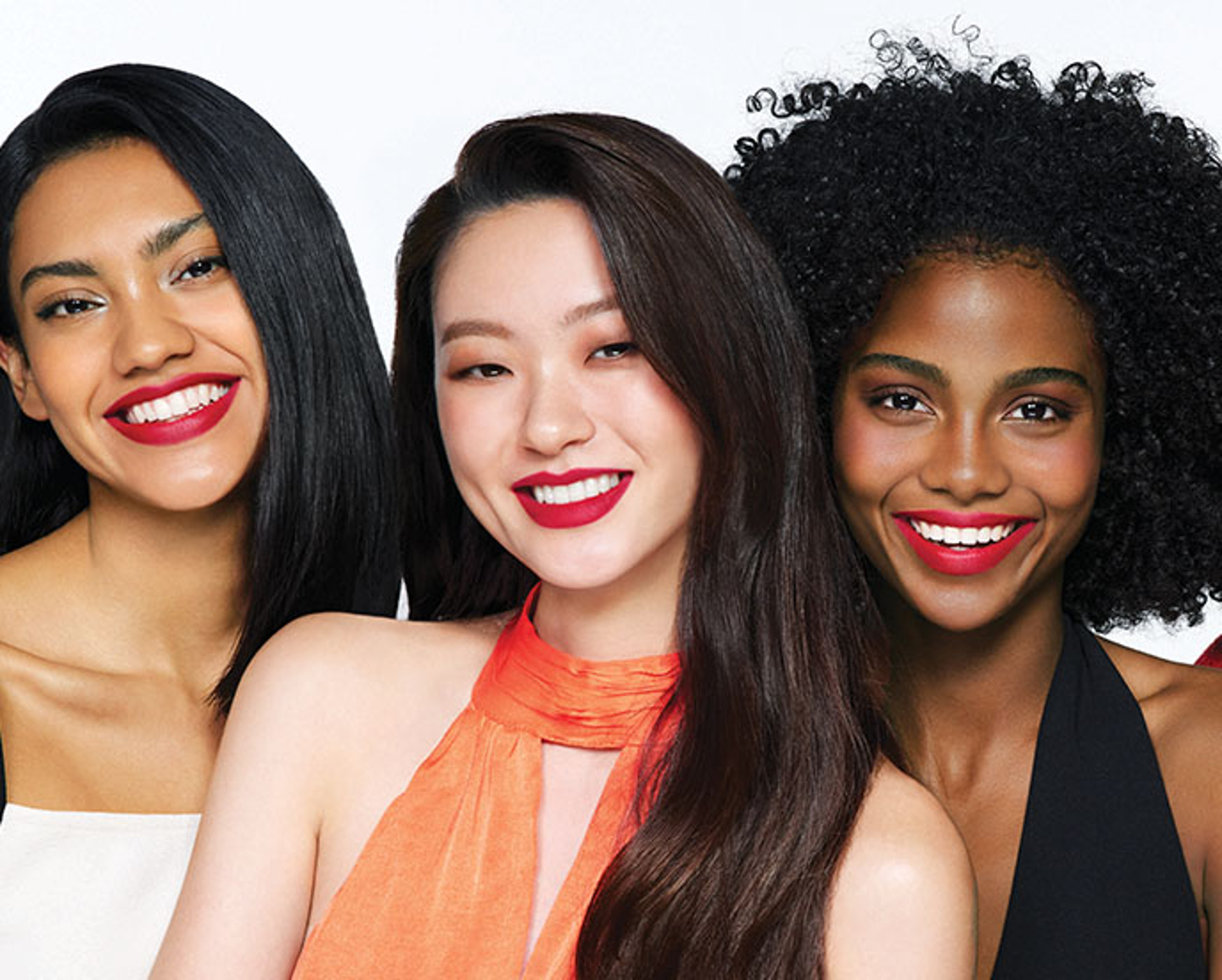 Mujeres sonriendo con Artistry Go Vibrant™ en los Labios